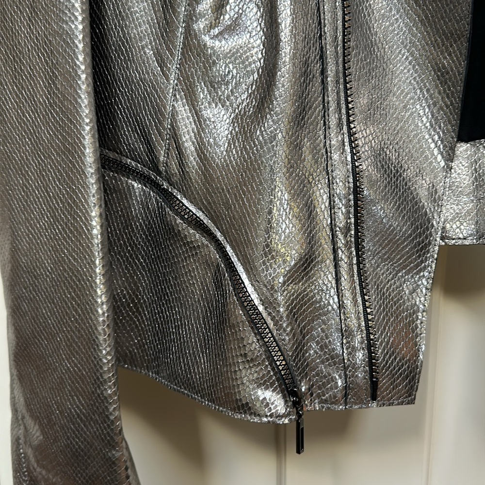 Elie TAHARI 100% Emilia Lamb Leather snake skin jacket. Silver. Never worn.